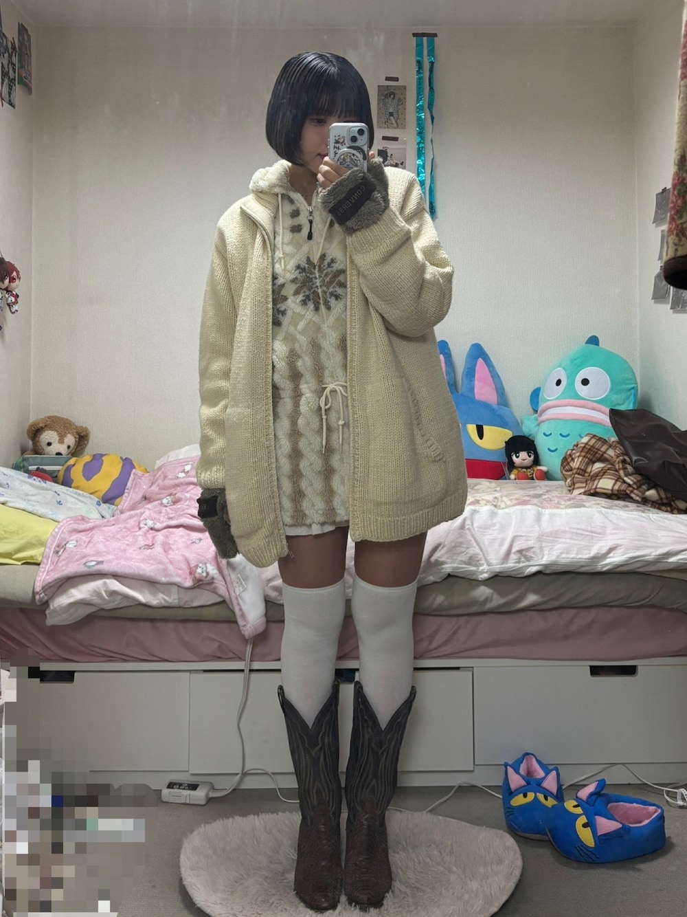 「冬アウター、ニット、冬服、お出かけコーデ、ホワイトコーデ、休日スタイル、着回しコーデ、古着MIX、古着、古着コーデ、ボア、ベスト、ウエスタンブーツ、ニーハイソックス、ニーハイブーツ」｜「古着のアイテム（ブーツ、ブラウン系）」を使った、みのりさん（レディース・163cm）の冬コーディネートの1枚目の写真