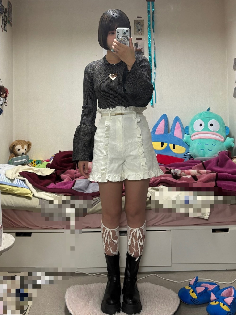 「フリル、ショートパンツ、モノクロコーデ、ニット、ブーツ、ショートブーツ、レース、冬コーデ、マイベストコーデ2024、クリスマスに着たい服、ブラック、パンツスタイル、古着MIX、古着、古着コーデ」｜「古着のアイテム（パンツ、ホワイト系）」を使った、みのりさん（レディース・163cm）の冬コーディネートの1枚目の写真