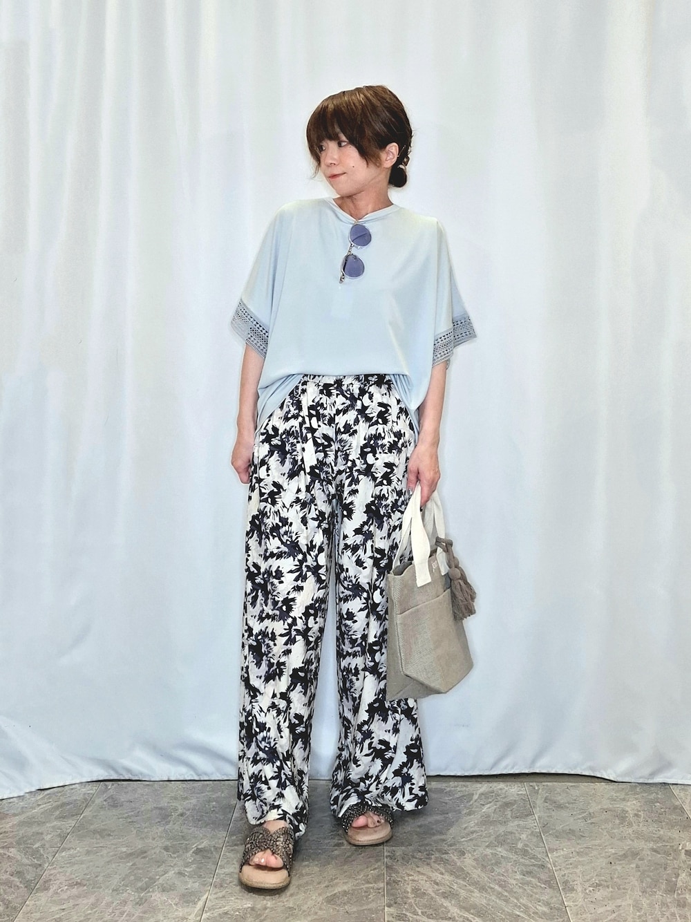 ブルー系のTシャツ/カットソー、ブルー系のその他パンツ、ブラウン系のサンダルを着用したレディースの夏コーディネートの1枚目の写真