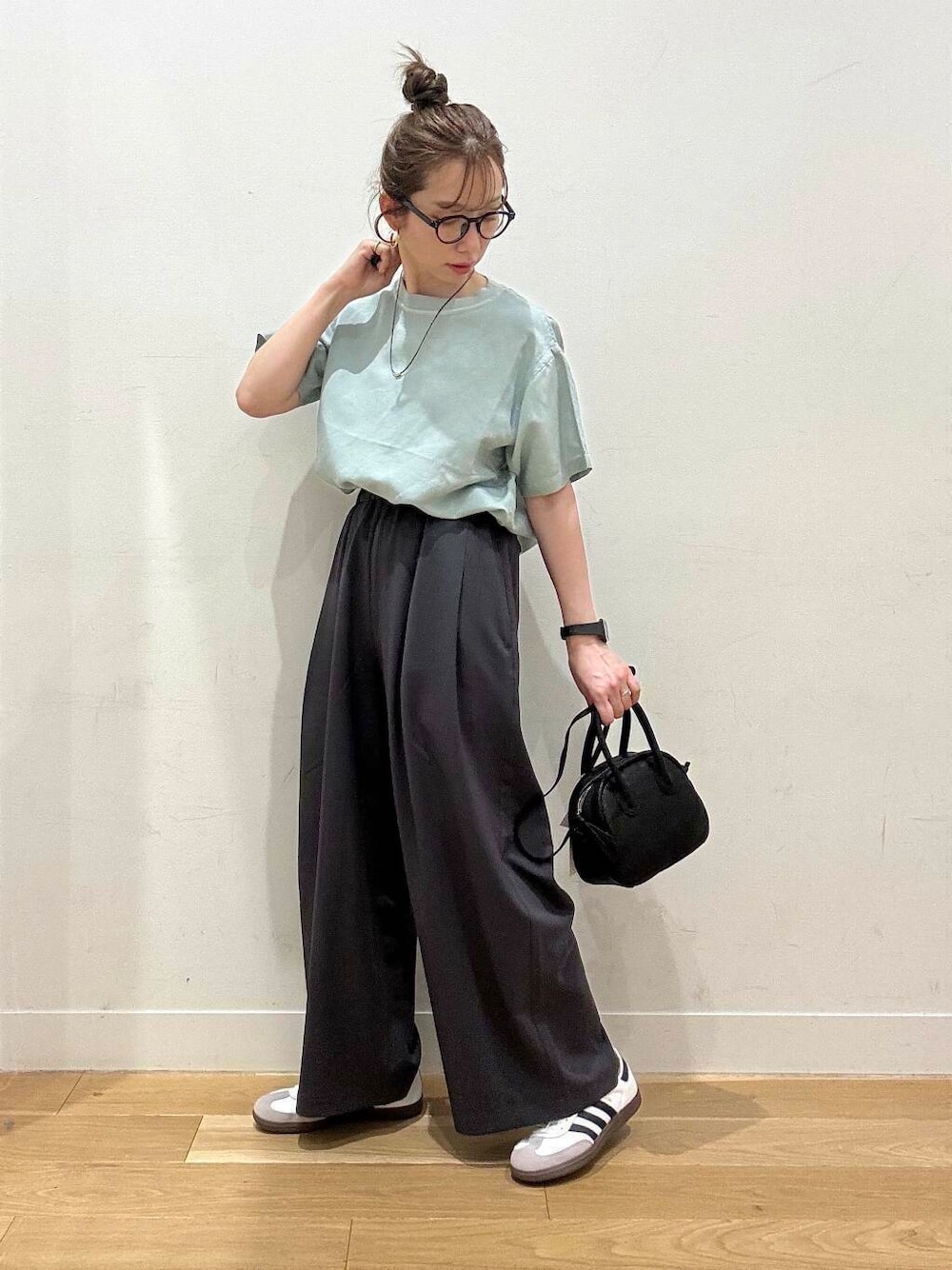 「ワイドパンツ、スラックス、Tシャツ、スニーカーコーデ、タックパンツ、doors、メガネ女子、骨格ナチュラル、大人スニーカー、ナチュラル×イエベ春、スタッフのこれ買いました」｜「adidasのadidas　SAMBA OG（スニーカー、ホワイト系）」を使った、えばみ。さん（レディース・160cm）の春コーディネートの1枚目の写真