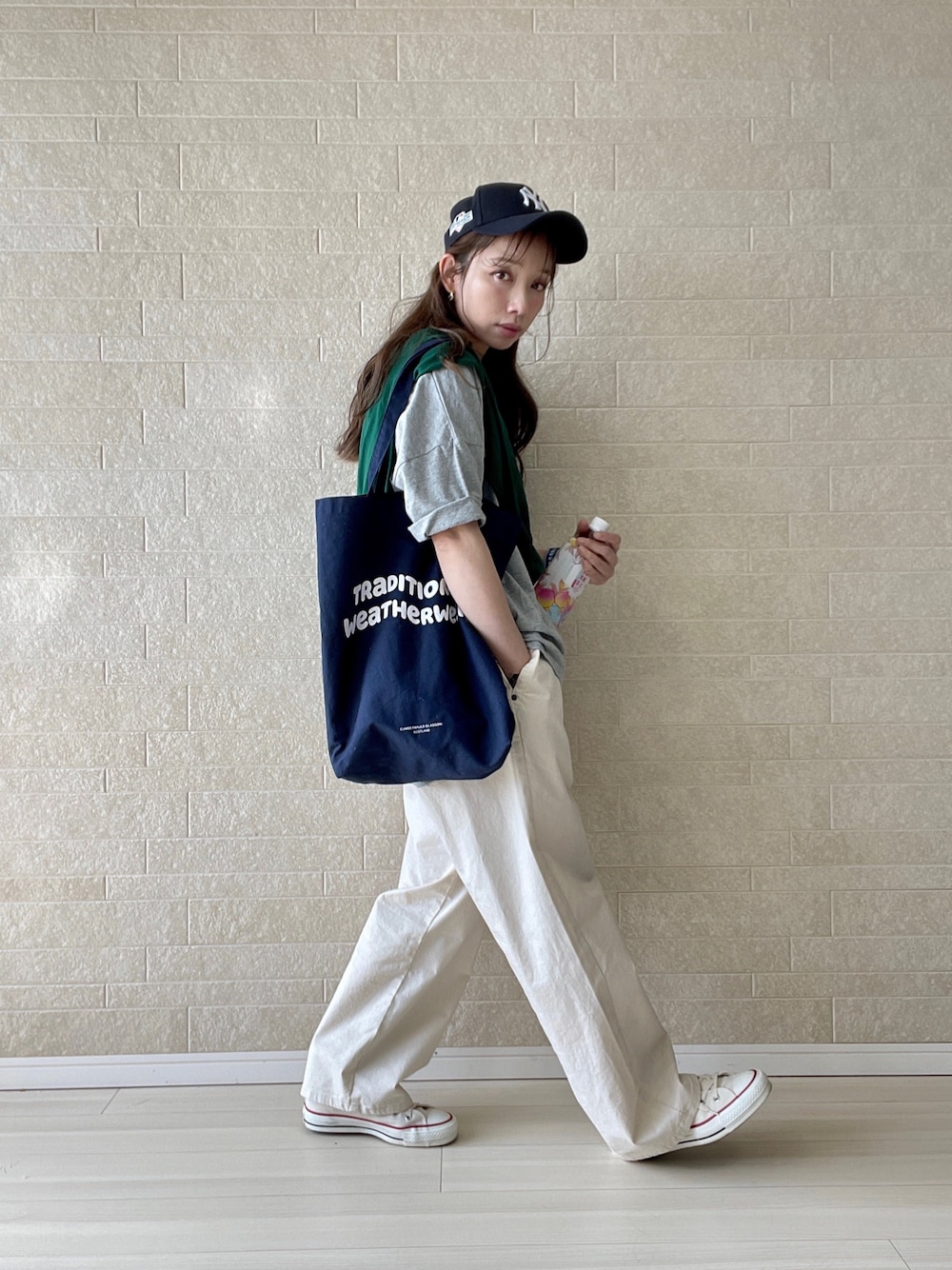 ホワイト系のその他パンツ、ブルー系のトートバッグ、グレー系のTシャツ/カットソーを着用したレディースの春コーディネートの1枚目の写真