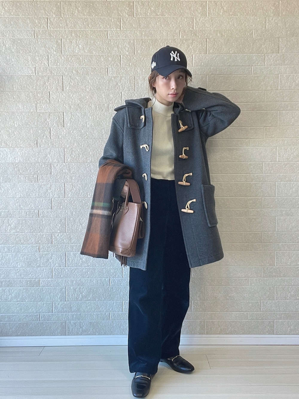 ホワイト系のニット/セーター、ブラック系のローファー、グレー系のダッフルコートを着用したレディースの冬コーディネートの1枚目の写真