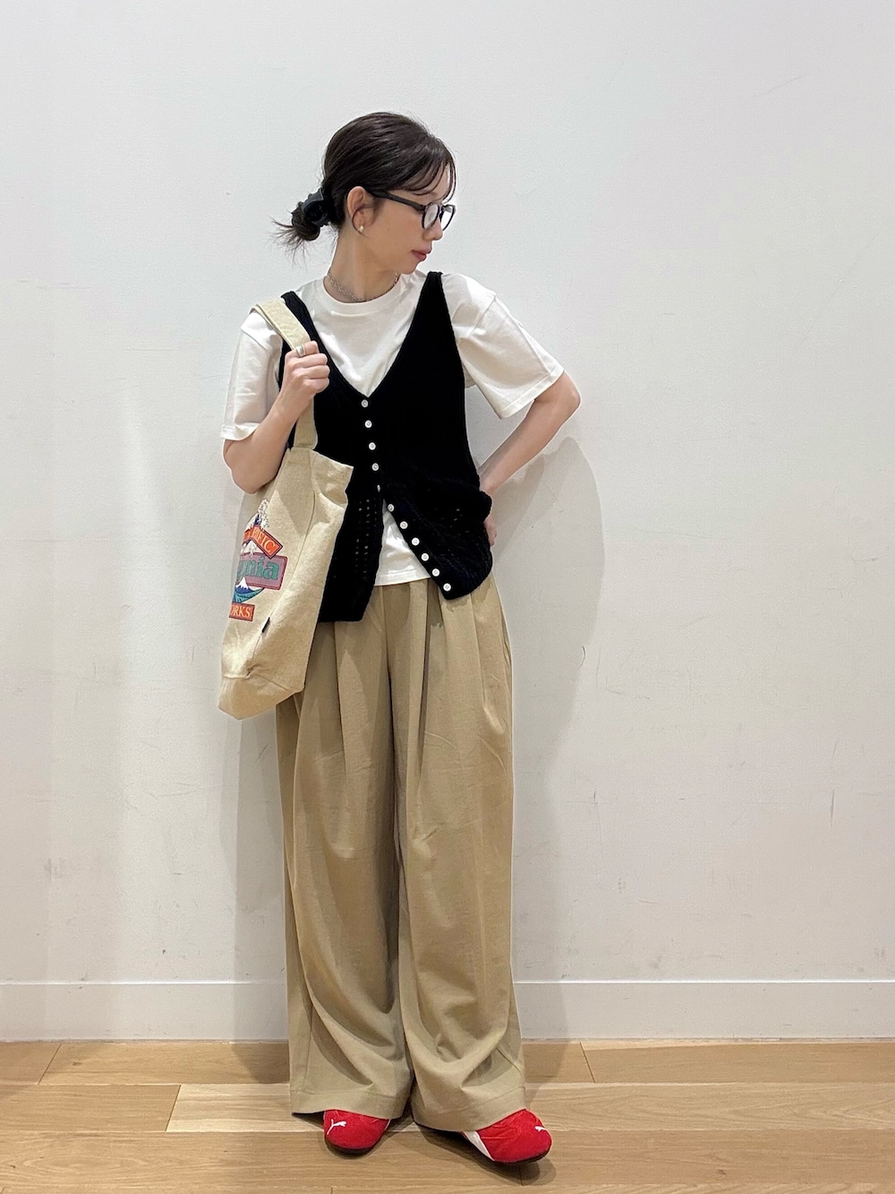 レッド系のスニーカー、ベージュ系のその他パンツ、ブラウン系のトートバッグを着用したレディースの夏コーディネートの1枚目の写真