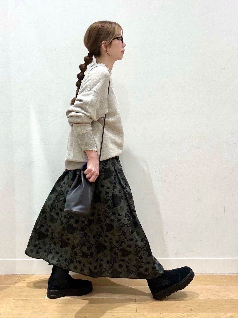 ブラック系のブーツ、ホワイト系のシャツ/ブラウス、グレー系のショルダーバッグを着用したレディースの冬コーディネートの1枚目の写真