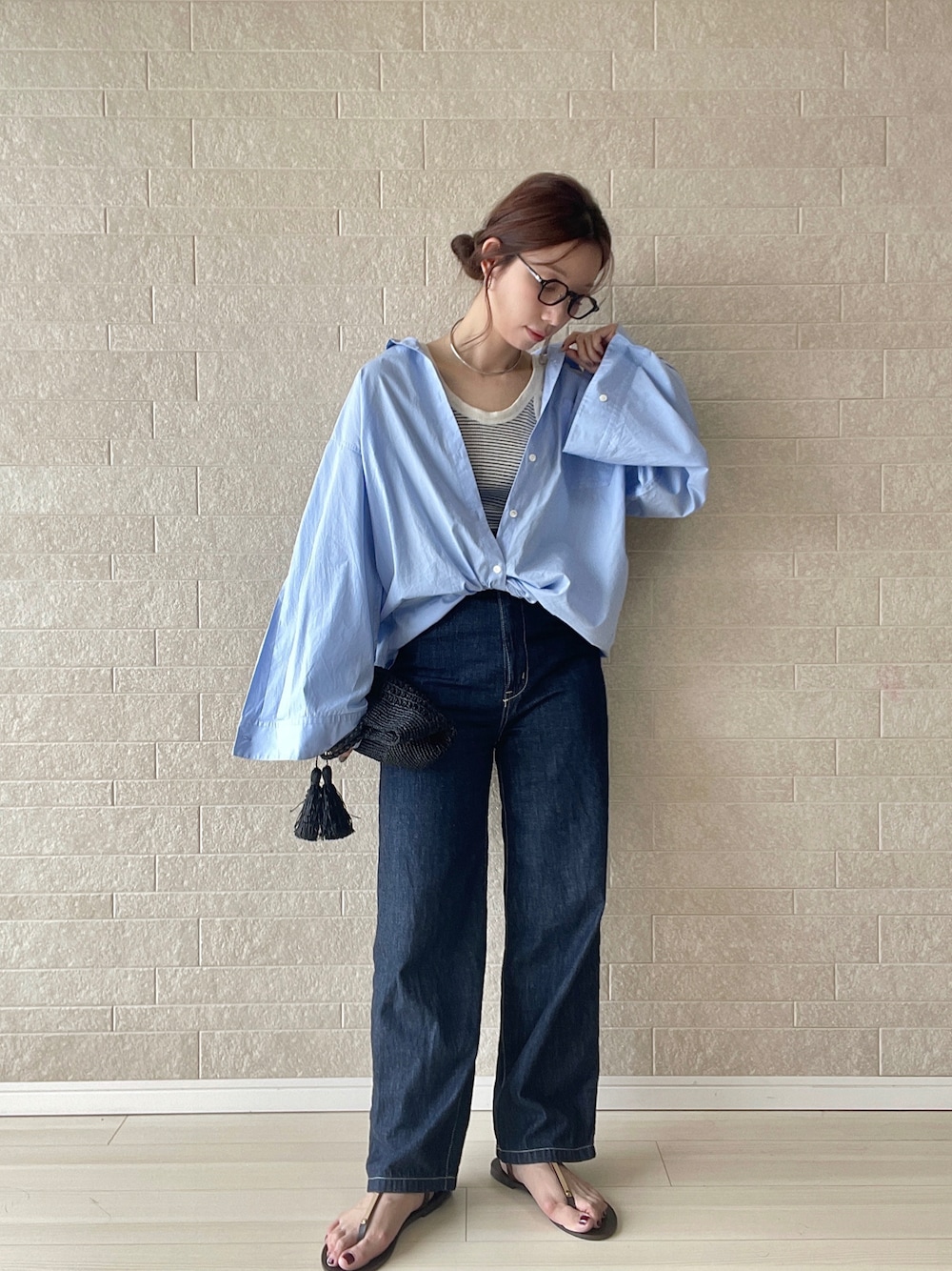 ブルー系のサロペット/オーバーオール、ブラウン系のサンダル、ブルー系のシャツ/ブラウスを着用したレディースの夏コーディネートの1枚目の写真