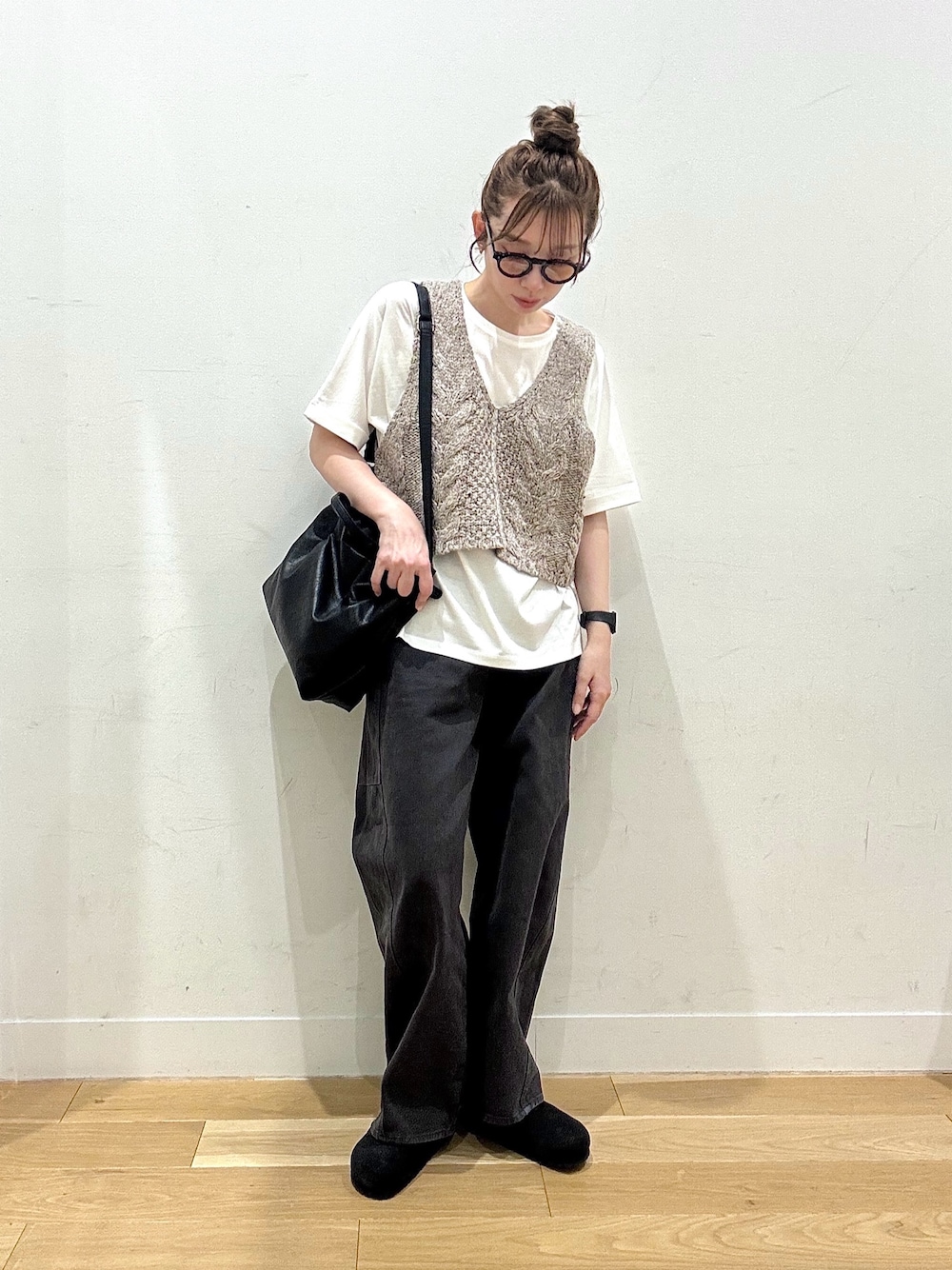 ホワイト系のTシャツ/カットソー、ベージュ系のニット/セーター、ブラック系のサンダルを着用したレディースの夏コーディネートの1枚目の写真