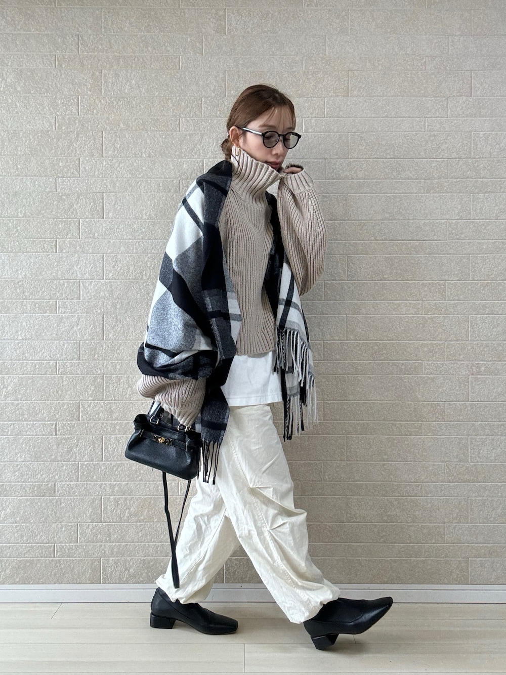 ホワイト系のTシャツ/カットソー、ブラック系のブーツ、ホワイト系のその他パンツを着用したレディースの秋コーディネートの1枚目の写真