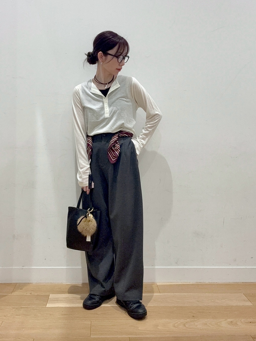 ホワイト系のTシャツ/カットソー、ブラック系のタンクトップ、グレー系のその他パンツを着用したレディースの秋コーディネートの1枚目の写真