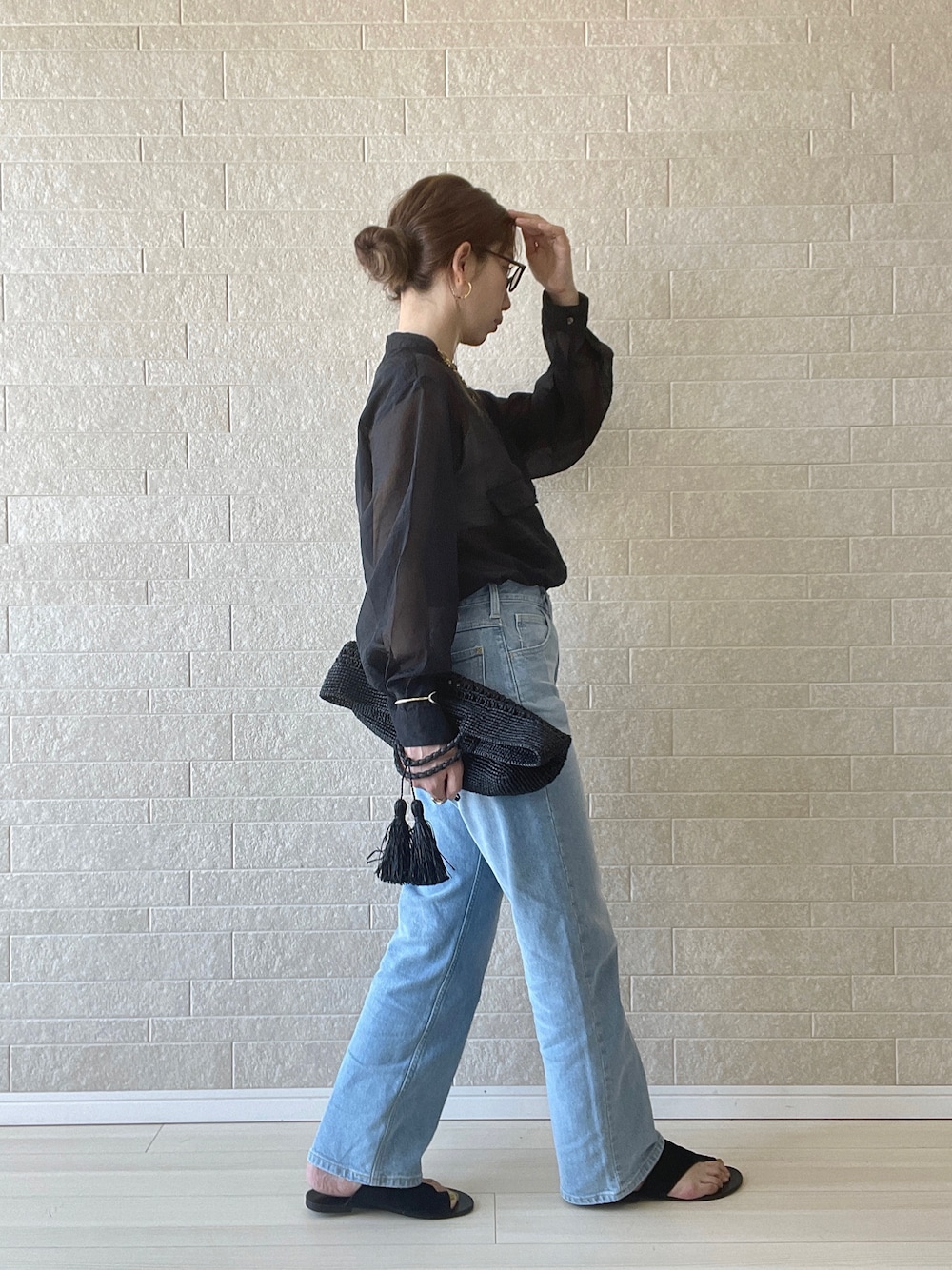 「ストレートデニム、シアーシャツ、メガネ女子、サングラス、シンプルコーデ、PR、LEE、秋服準備はじめました、モード、ハンドバッグ、シャツスタイル、大人カジュアル、ハイウエスト、シースルー」｜「Leeの【WEB限定】最旬美脚デニム　Y2K　ストレッチ　ストレートパンツ（デニムパンツ、ブルー系）」を使った、えばみ。さん（レディース・160cm）の夏コーディネートの1枚目の写真