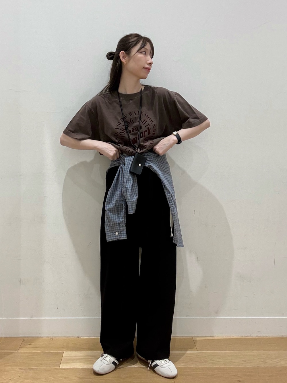 ブラウン系のTシャツ/カットソー、ブルー系のシャツ/ブラウス、ブラック系のその他パンツを着用したレディースの夏コーディネートの1枚目の写真