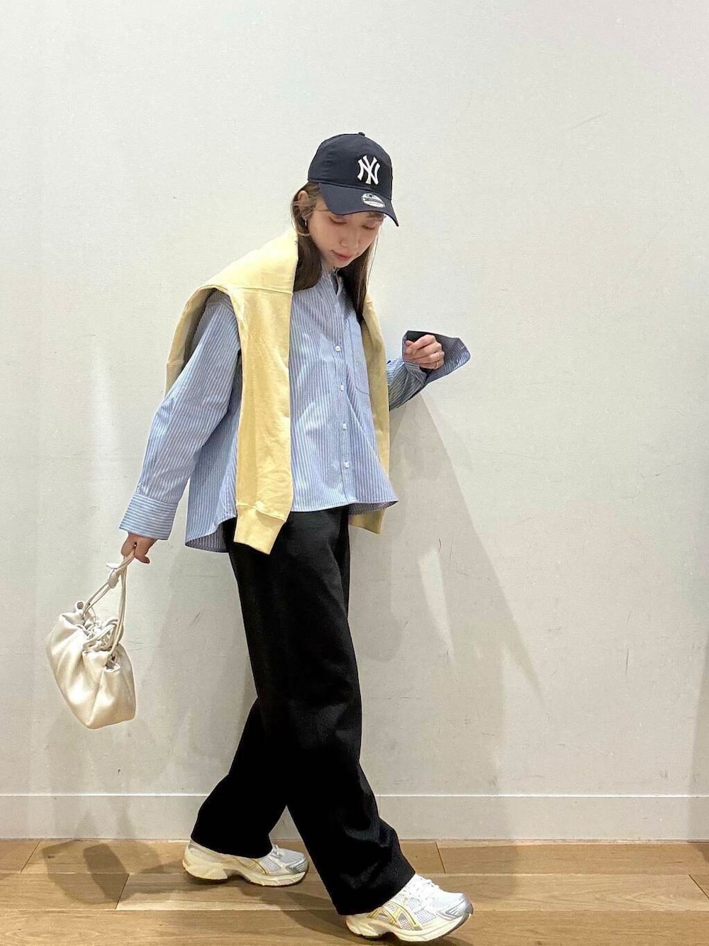 ホワイト系のTシャツ/カットソー、ホワイト系のショルダーバッグ、グレー系のその他パンツを着用したレディースの冬コーディネートの1枚目の写真