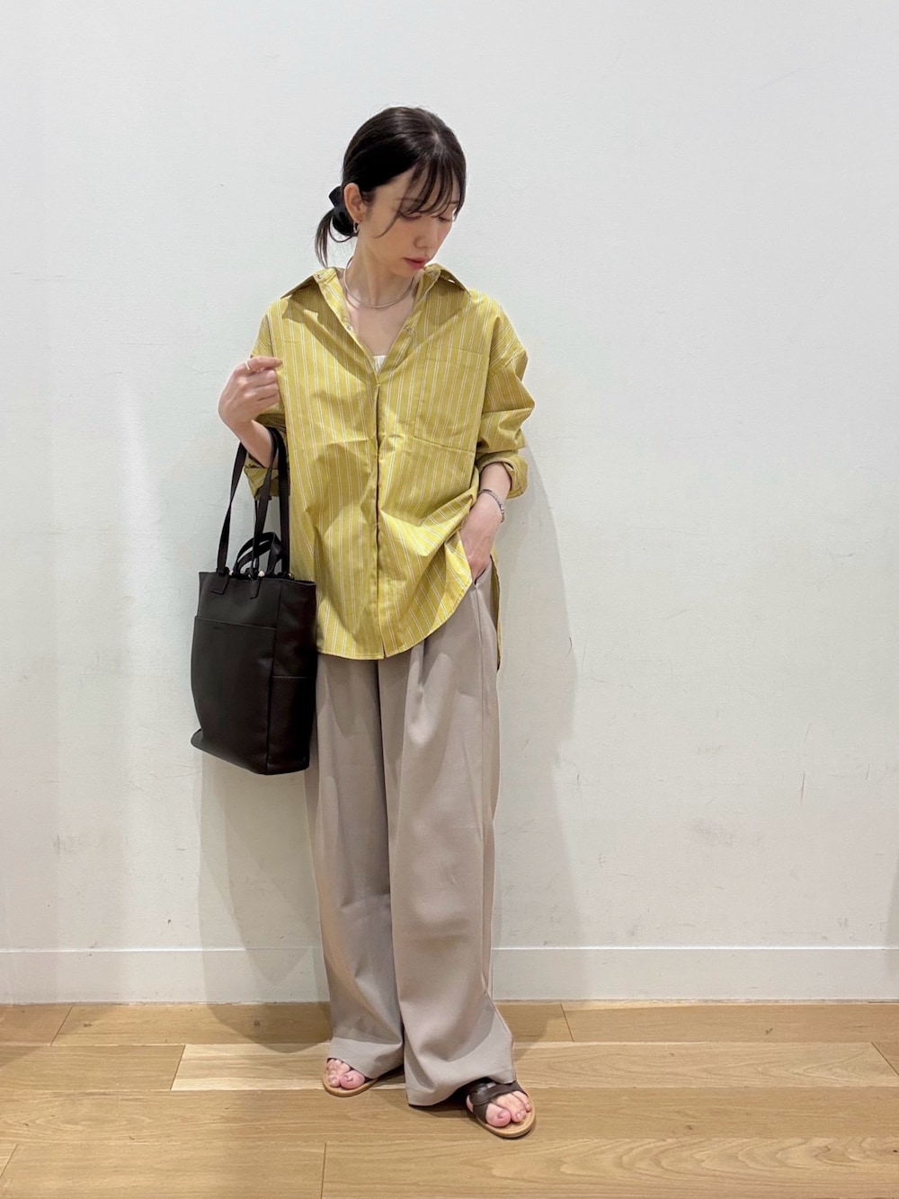 イエロー系のシャツ/ブラウス、ベージュ系のその他パンツ、ブラウン系のサンダルを着用したレディースの夏コーディネートの1枚目の写真