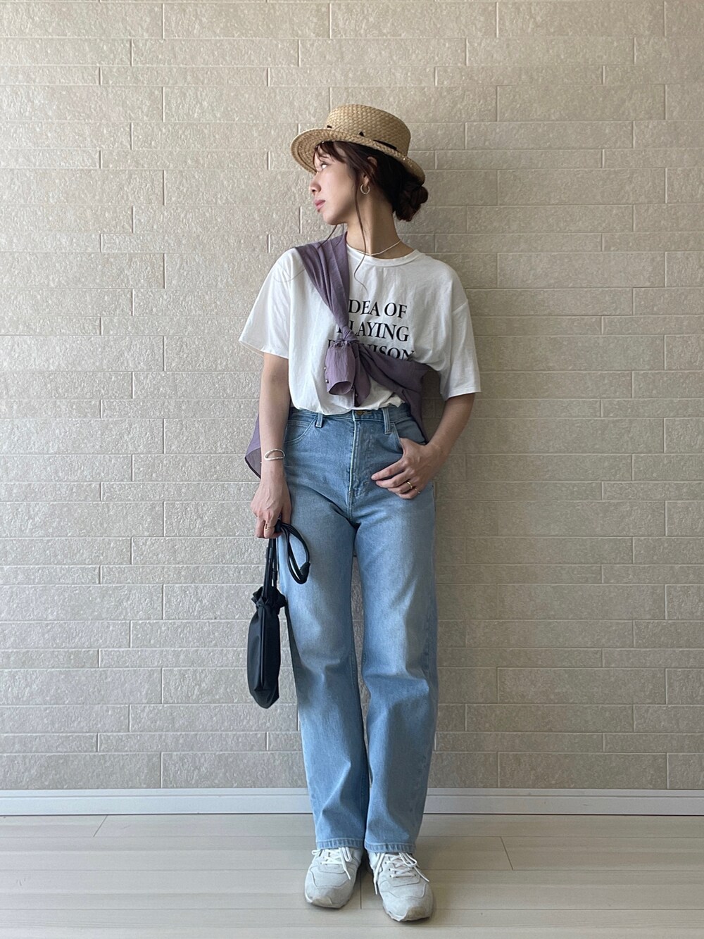 ブルー系のデニムパンツ、ホワイト系のTシャツ/カットソー、ホワイト系のスニーカーを着用したレディースの夏コーディネートの1枚目の写真