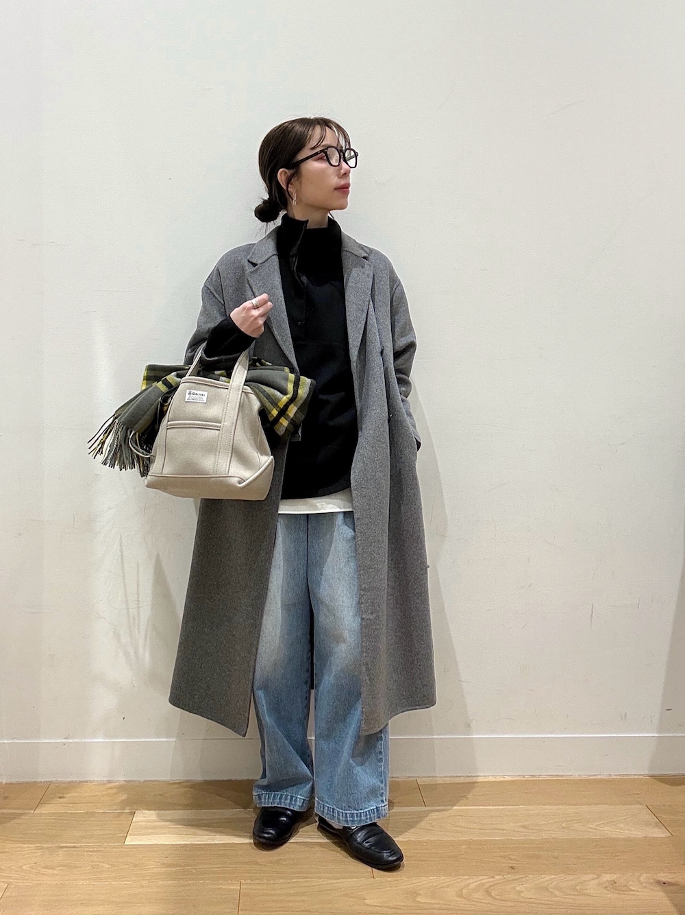 ホワイト系のシャツ/ブラウス、ブルー系のデニムパンツ、ベージュ系のトートバッグを着用したレディースの冬コーディネートの1枚目の写真