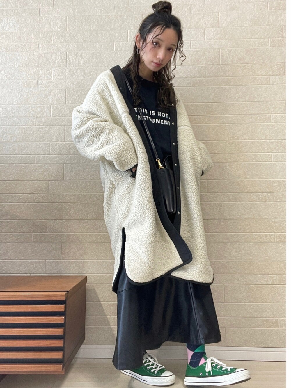 「コンバース、ロゴT、グリーン、レザースカート、モノトーン、リバーシブルコート、FORK&SPOON、キルティングコート、マーメイドスカート、ミニバッグ、URBAN RESEARCH DOORS、PR、ボアコート、チェック柄に恋してる」｜「FORK&SPOONのFORK&SPOON　リバーシブルボアロングコート（ノーカラージャケット、ホワイト系）」を使った、えばみ。さん（レディース・160cm）の秋コーディネートの1枚目の写真