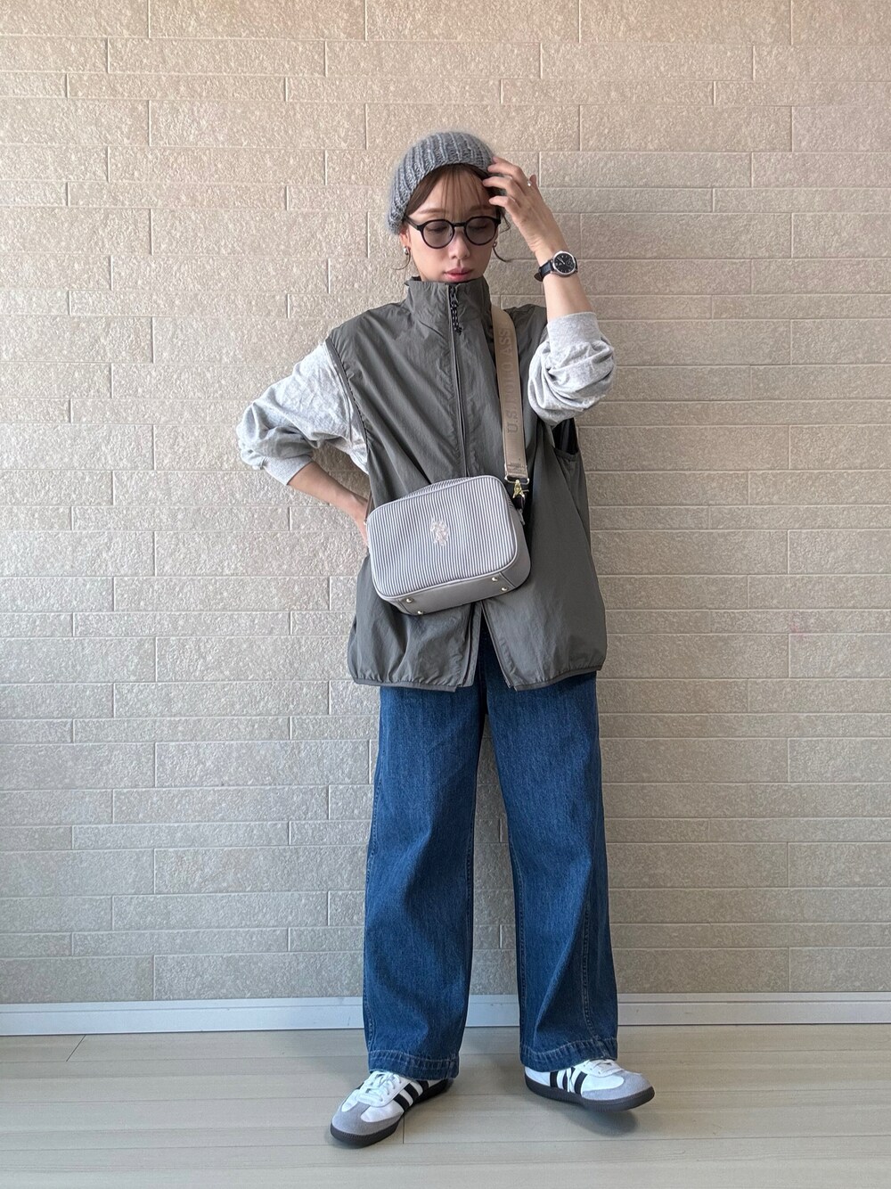 グレー系のショルダーバッグ、グレー系のその他アウター、グレー系のTシャツ/カットソーを着用したレディースの秋コーディネートの1枚目の写真