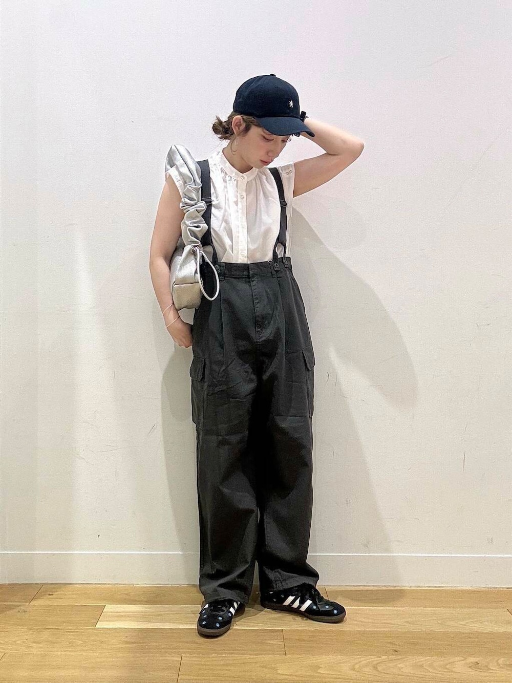 ホワイト系のシャツ/ブラウス、グレー系のカーゴパンツ、ブラック系のスニーカーを着用したレディースの夏コーディネートの1枚目の写真