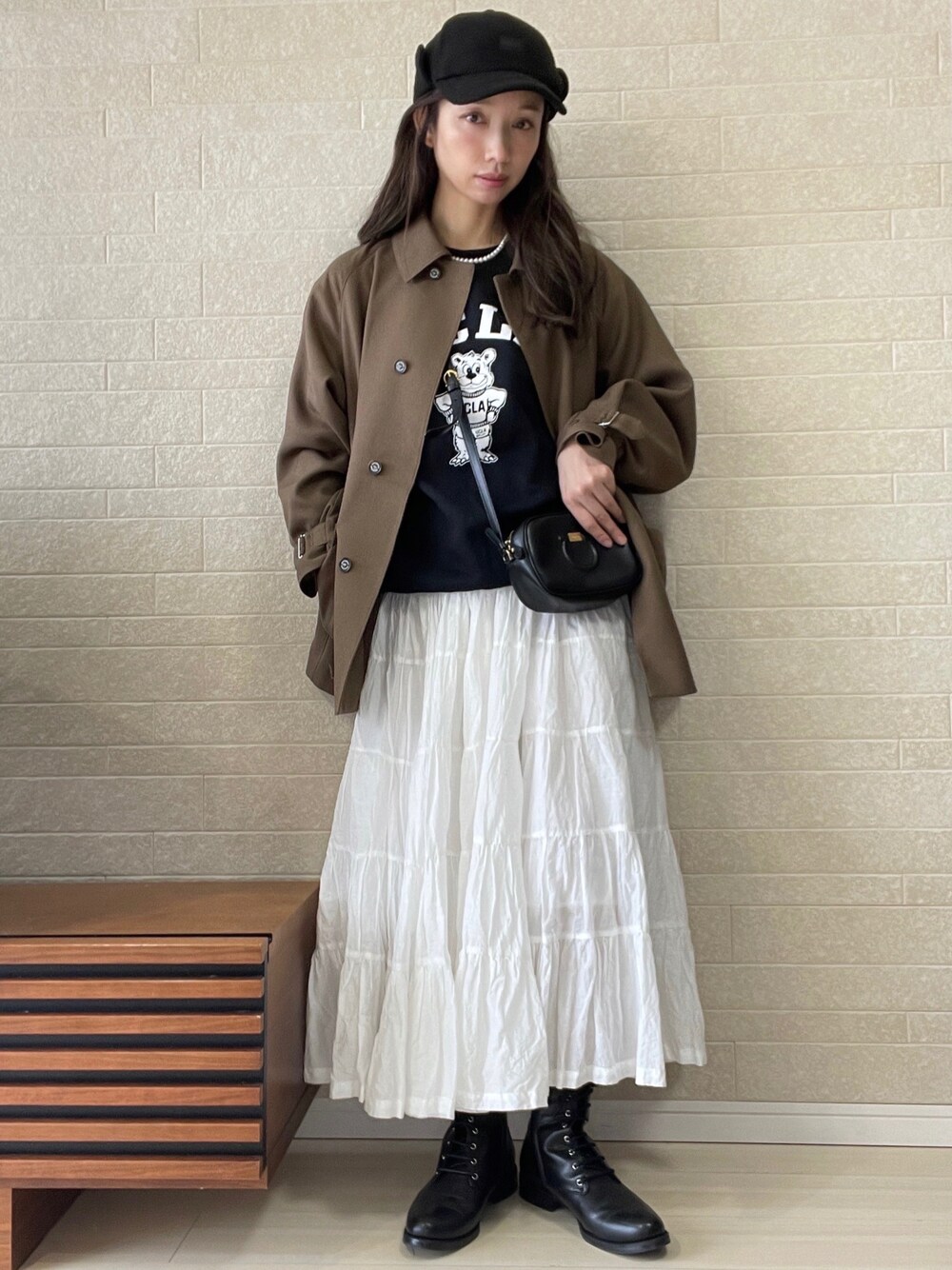 ベージュ系のブルゾン、ブラック系のスウェット、ブラック系のブーツを着用したレディースの冬コーディネートの1枚目の写真