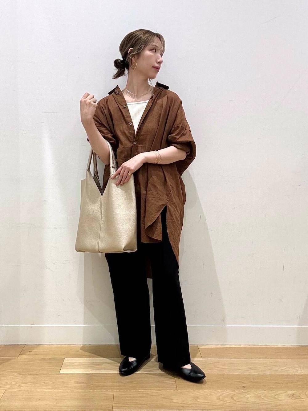 「スラックス、トートバッグ、オフィスコーデ、doors、シアートップス、骨格ナチュラル、ナチュラル×イエベ春、即戦力シャツコーデ、過ごしやすい、トレンドシャツ」｜「URBAN RESEARCH DOORSのVカットパンプス（パンプス、ブラック系）」を使った、えばみ。さん（レディース・160cm）の春コーディネートの1枚目の写真