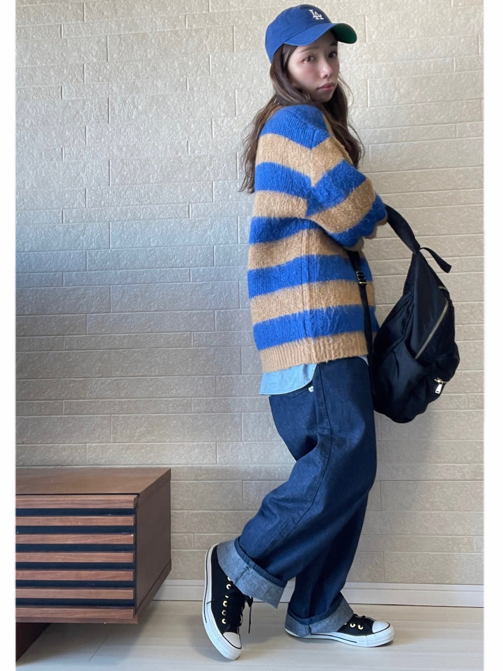 「ストリート、ビッグシルエット、コンバース、レイヤードスタイル、ダンガリーシャツ、デニムパンツ、キャップ、ボーダーニット、カラーニット、PR、LEE、メンズライク」｜「Leeの【ワンサイズでXS~XXLまでカバーする】FLeeasy イージーパンツ（その他パンツ、ブルー系）」を使った、えばみ。さん（レディース・160cm）の冬コーディネートの1枚目の写真