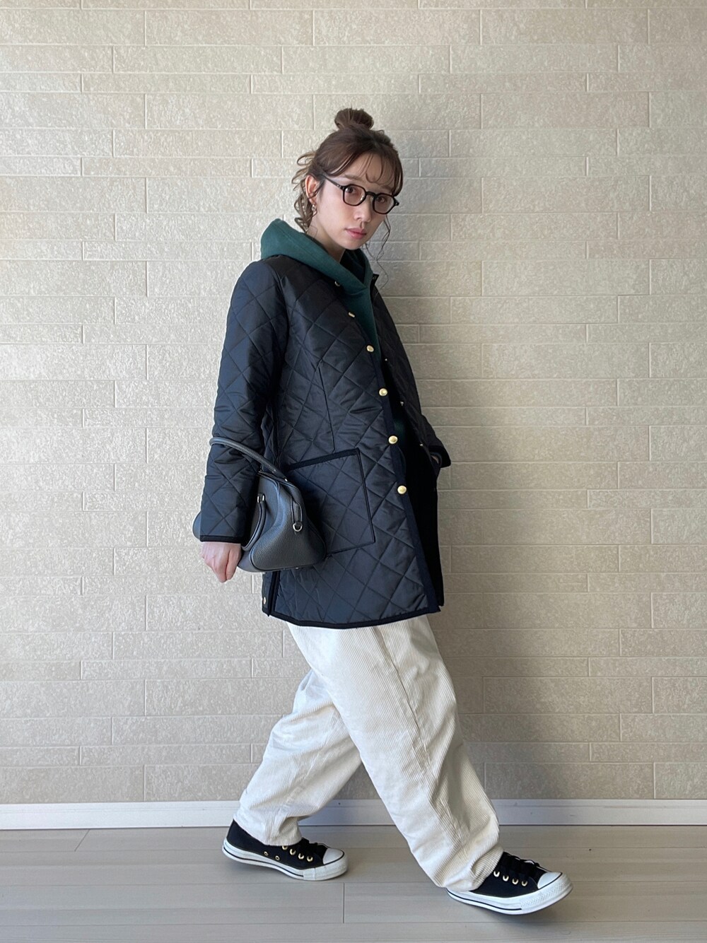 「パーカー、コンバース、ボストンバッグ、秋冬コーデ、きれいめカジュアル、PR、Traditional Weatherwear、トラッド、キルティングジャケット、コーデュロイ、コーデュロイパンツ、冬コーデ、新作」｜「Traditional WeatherwearのARKLEY MIDDLE（その他アウター、ブラック系）」を使った、えばみ。さん（レディース・160cm）の秋コーディネートの1枚目の写真