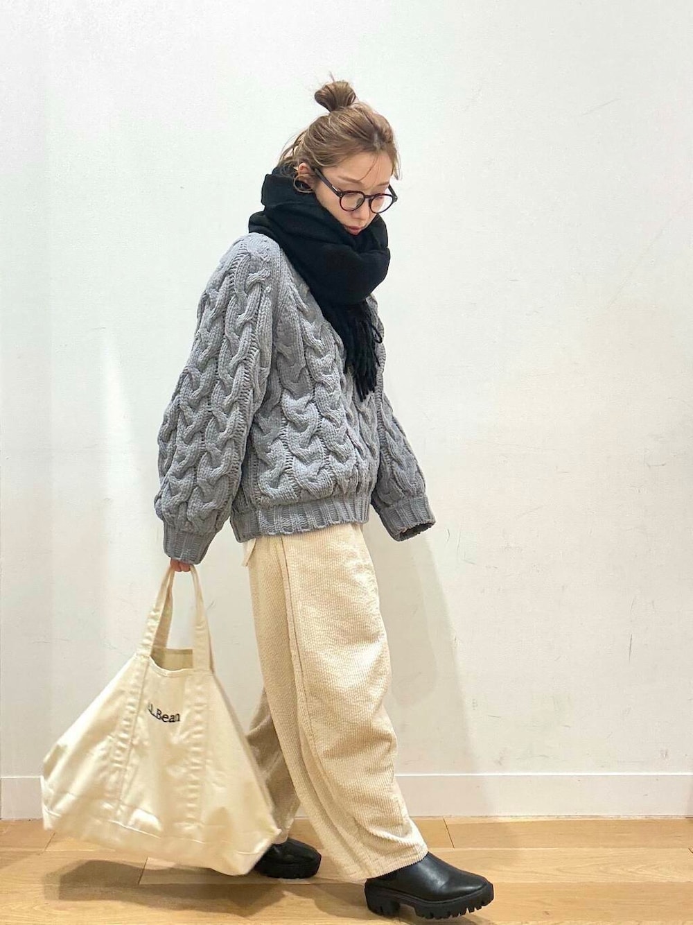 ホワイト系のトートバッグ、ブラック系のブーツ、ホワイト系のTシャツ/カットソーを着用したレディースの冬コーディネートの1枚目の写真