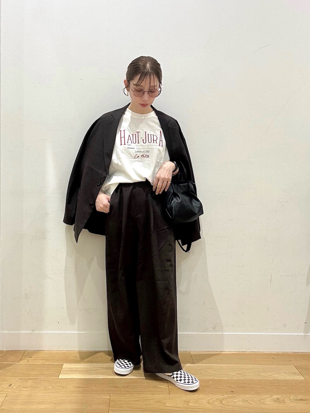 ブラウン系のその他アウター、ブラウン系のその他パンツ、ホワイト系のTシャツ/カットソーを着用したレディースの夏コーディネートの1枚目の写真