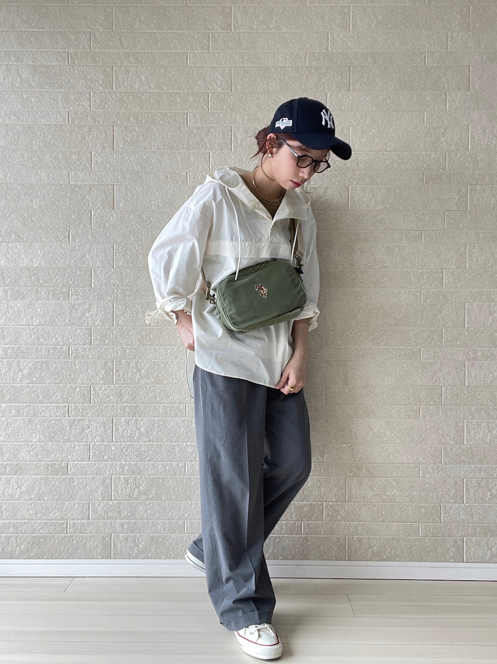 グリーン系のショルダーバッグ、グレー系のその他パンツ、ホワイト系のスニーカーを着用したレディースの春コーディネートの1枚目の写真