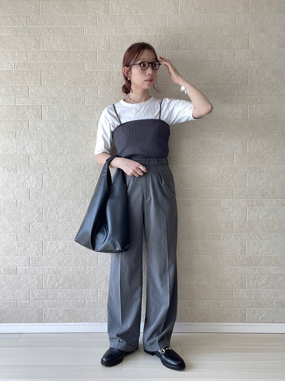 ブラック系のトートバッグ、グレー系のキャミソール、グレー系のその他パンツを着用したレディースの春コーディネートの1枚目の写真