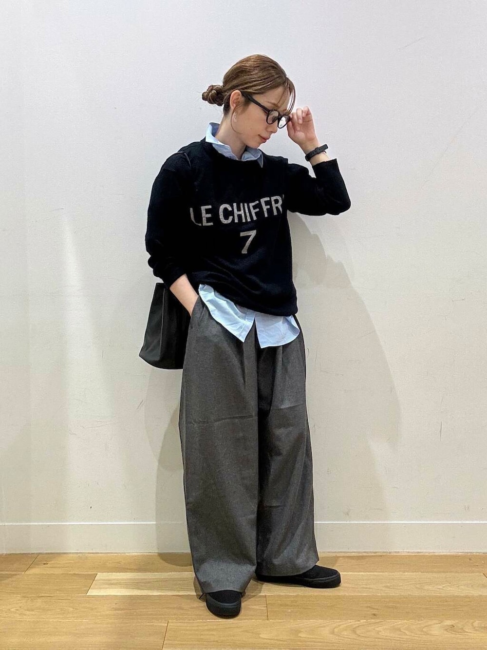 ブラック系のショルダーバッグ、ブルー系のシャツ/ブラウス、グレー系のその他パンツを着用したレディースの秋コーディネートの1枚目の写真