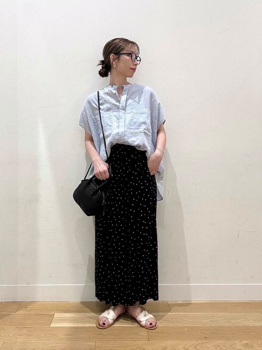 ホワイト系のサンダル、ブラック系のその他パンツ、ブルー系のシャツ/ブラウスを着用したレディースの夏コーディネートの1枚目の写真