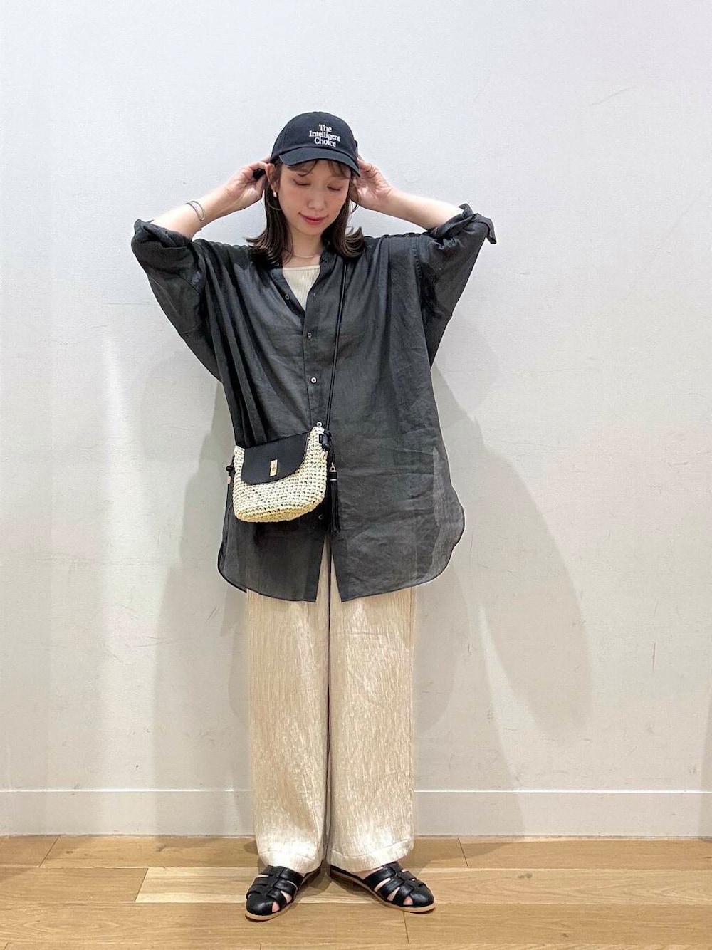 「大人カジュアル、イージーパンツ、doors、シアートップス、シンプルスタイル、グルカサンダル、キャップコーデ、骨格ナチュラル、ナチュラル×イエベ春、即戦力シャツコーデ」｜「RODE SKOのペーパーコンビショルダーバッグ（ショルダーバッグ、ベージュ系）」を使った、えばみ。さん（レディース・160cm）の春コーディネートの1枚目の写真