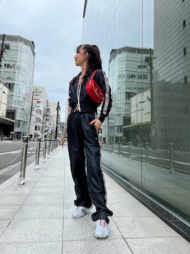 「DIESEL（ディーゼル）のレディース レザー クロスボディバッグ（ショルダーバッグ、レッド系）」を使った、Chikanoさん（レディース・162cm）の秋コーディネート