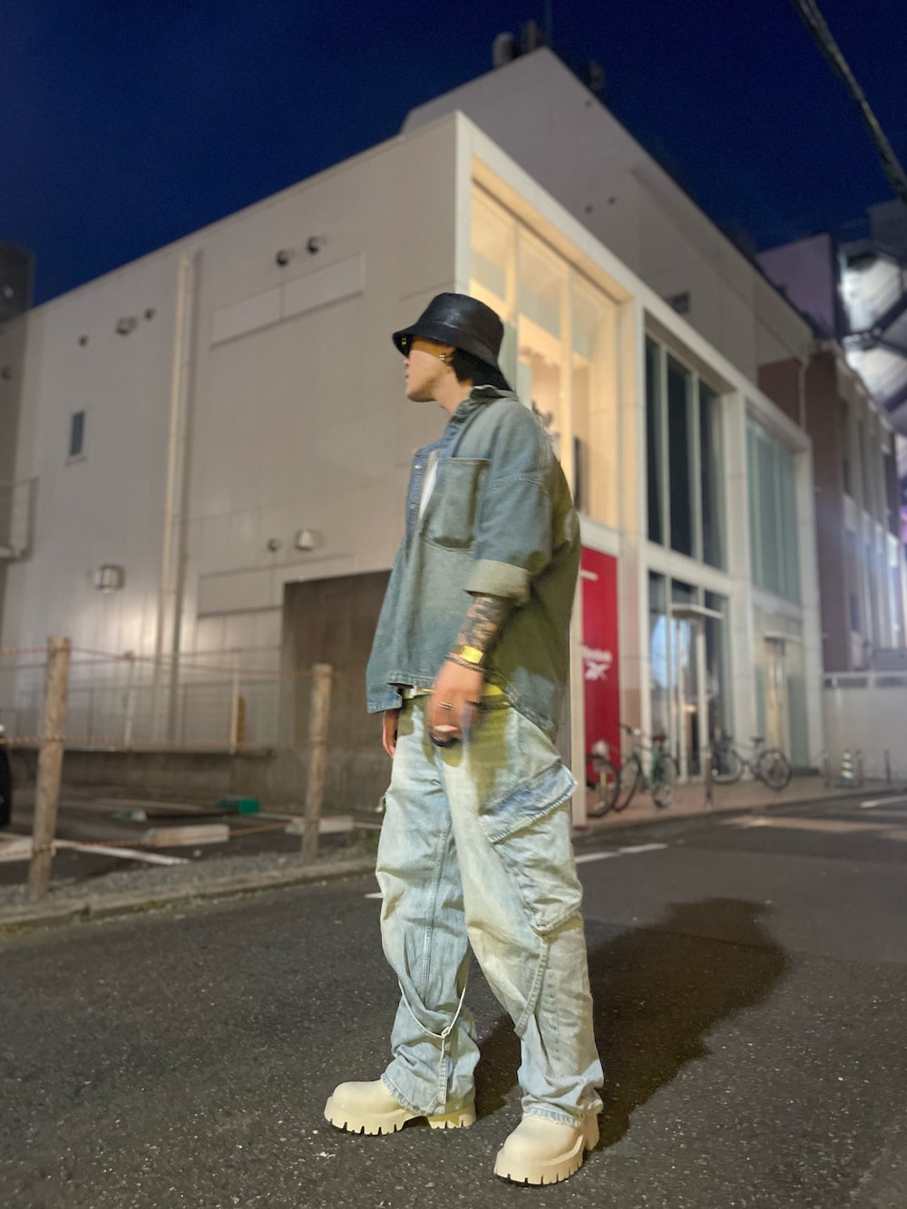 「大人カジュアル、メンズコーデ、デニム、セットアップ、チェルシーブーツ、ブーツ、バケットハット、おしゃれさんと繋がりたい」｜「ZARAのアイテム（デニムパンツ、ブルー系）」を使った、yume_kingさん（メンズ・175cm）の冬コーディネートの1枚目の写真