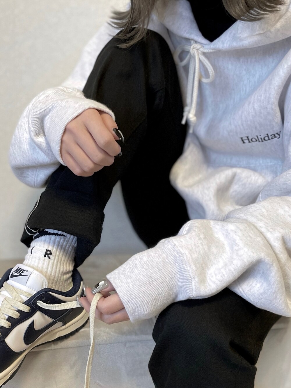 「HOLIDAYのULTRA HEAVY SWEAT HOODIE ウルトラヘビースウェットフーディ（パーカー、グレー系）」を使った、uiさん（レディース・150cm）の春コーディネートの1枚目の写真