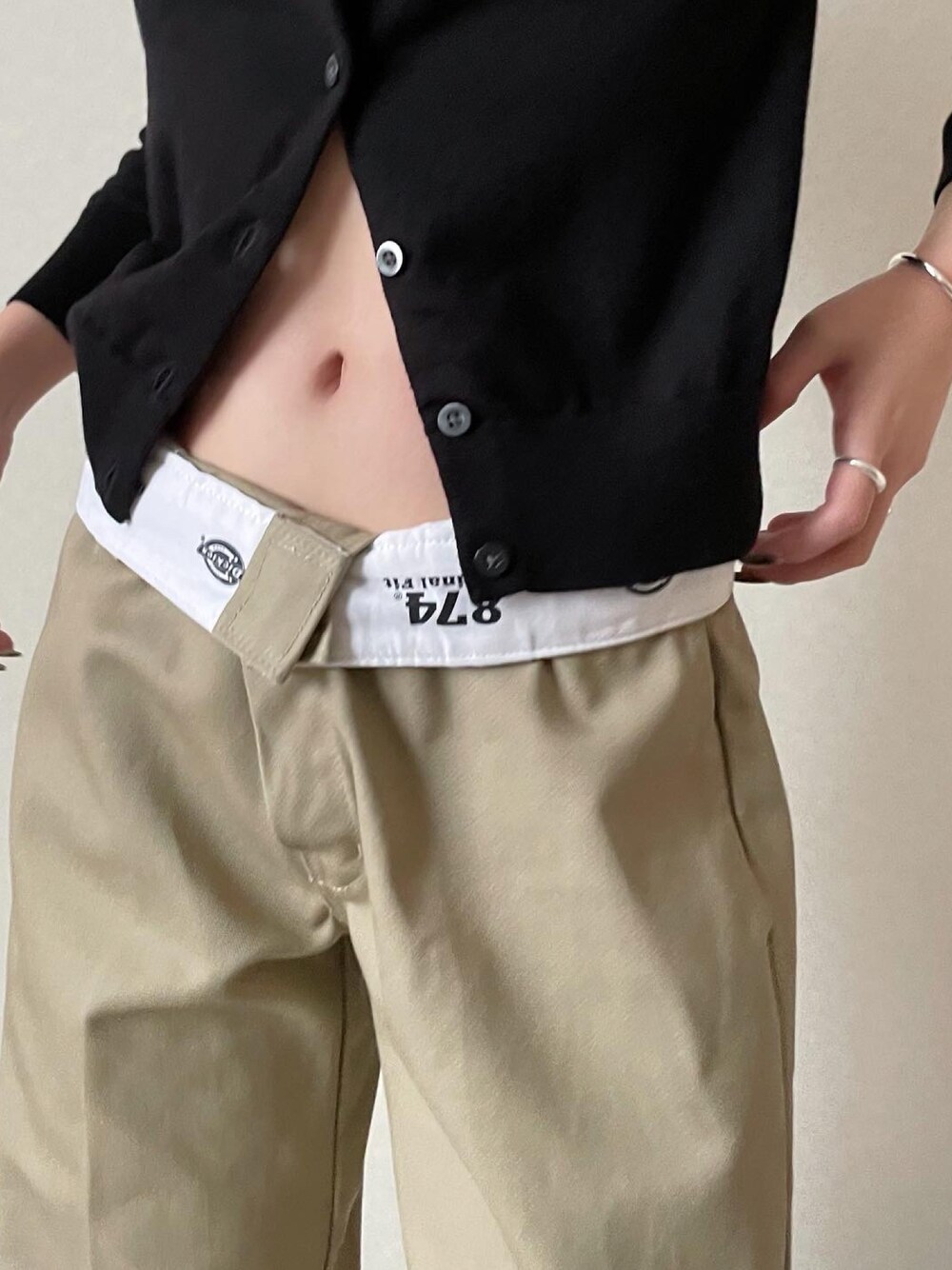 「Dickiesのアイテム（チノパンツ、ベージュ系）」を使った、uiさん（レディース・150cm）の夏コーディネートの1枚目の写真