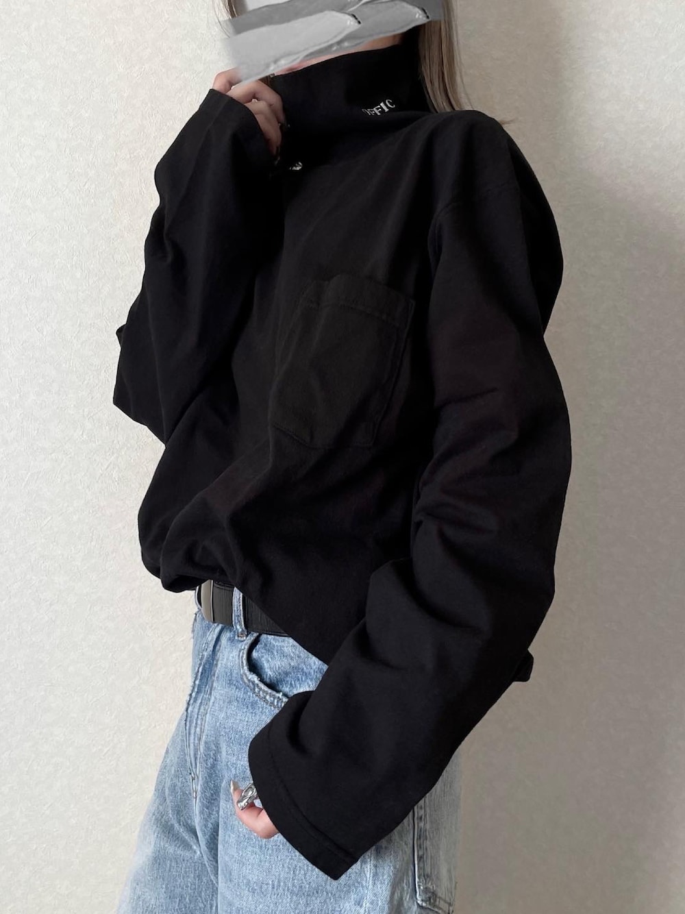 「OFFICEのアイテム（Tシャツ/カットソー、ブラック系）」を使った、uiさん（レディース・150cm）の冬コーディネートの1枚目の写真