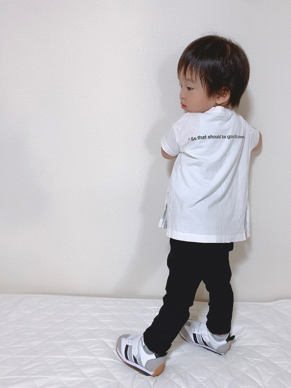 ホワイト系のTシャツ/カットソー、ブラック系のパンツ、ホワイト系のシューズを着用したキッズの秋コーディネートの1枚目の写真