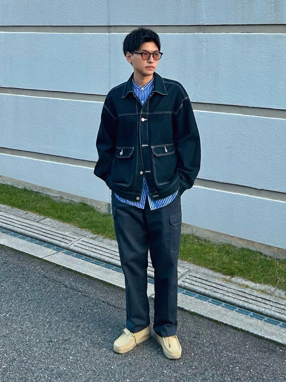 「ファッションを楽しもう、WEARyouthコーデ、秋冬コーデ、デニムジャケット、ワークパンツ、ワラビー、革靴、メガネ男子、デニム、カバーオール、カーゴパンツ、きれいめカジュアル、バンドカラーシャツ、ストライプシャツ、古着MIX」｜「CiNTASのアイテム（パンツ、グレー系）」を使った、Yuさん（メンズ・167cm）の秋コーディネートの1枚目の写真