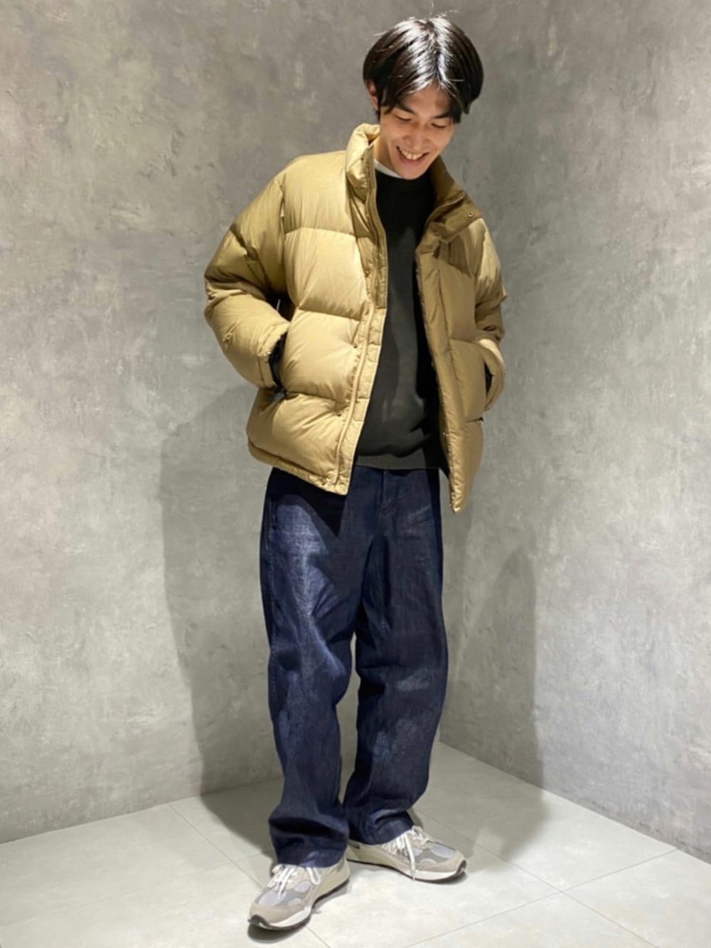 「ニット、デニム、アウター、ダウンジャケット、シンプル、ベージュ、New Balance、オーバーサイズ、Bshop、ワイドパンツ、orcival、ビショップ、GYMPHLEX、オトナカジュアル、AURALEE」｜「GYMPHLEXの【Gymphlex】ホワイトグースダウン スタンドカラージャケット MEN（ダウンジャケット/コート、ベージュ系）」を使った、YABEさん（メンズ・177cm）の秋コーディネートの1枚目の写真