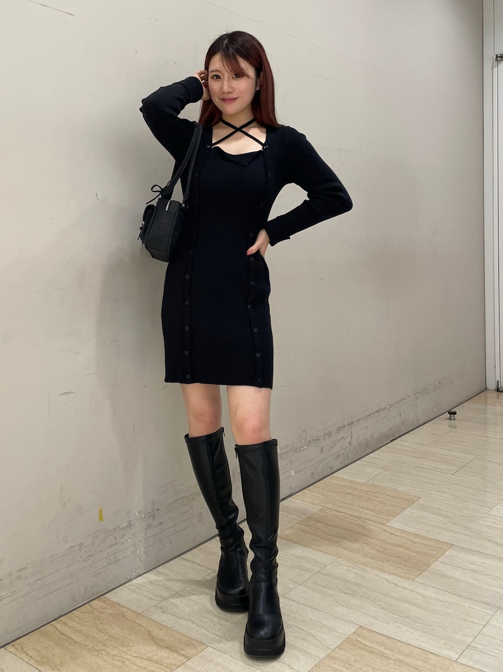「ブラック、ブラックコーデ、ブラックワンピース、タイト、タイトワンピース、タイトシルエット、ラメ、厚底ブーツ、厚底ブーツコーデ」｜「SPIRALGIRLのデコルテ開きチョーカーワンピース（ワンピース、ブラック系）」を使った、kaoriさん（レディース・156cm）の冬コーディネートの1枚目の写真