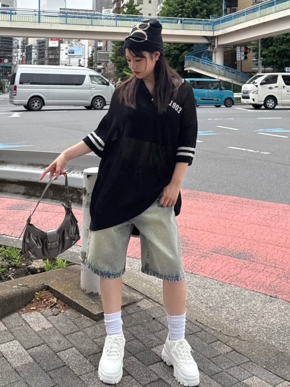 「アメカジ、モノトーン、デニム、デニムパンツ、ハーフパンツ、ハーフパンツコーデ、ハーフデニム、ハーフデニムパンツ、ポロニット、ポロニットコーデ、メンズライク、メンズライクコーデ、メンズライク女子、骨格ストレート」｜「BACK TO THE FIELDの【MLB】バックロゴメッシュポロジャガードニット（ニット/セーター、ブラック系）」を使った、kaoriさん（レディース・156cm）の夏コーディネートの1枚目の写真