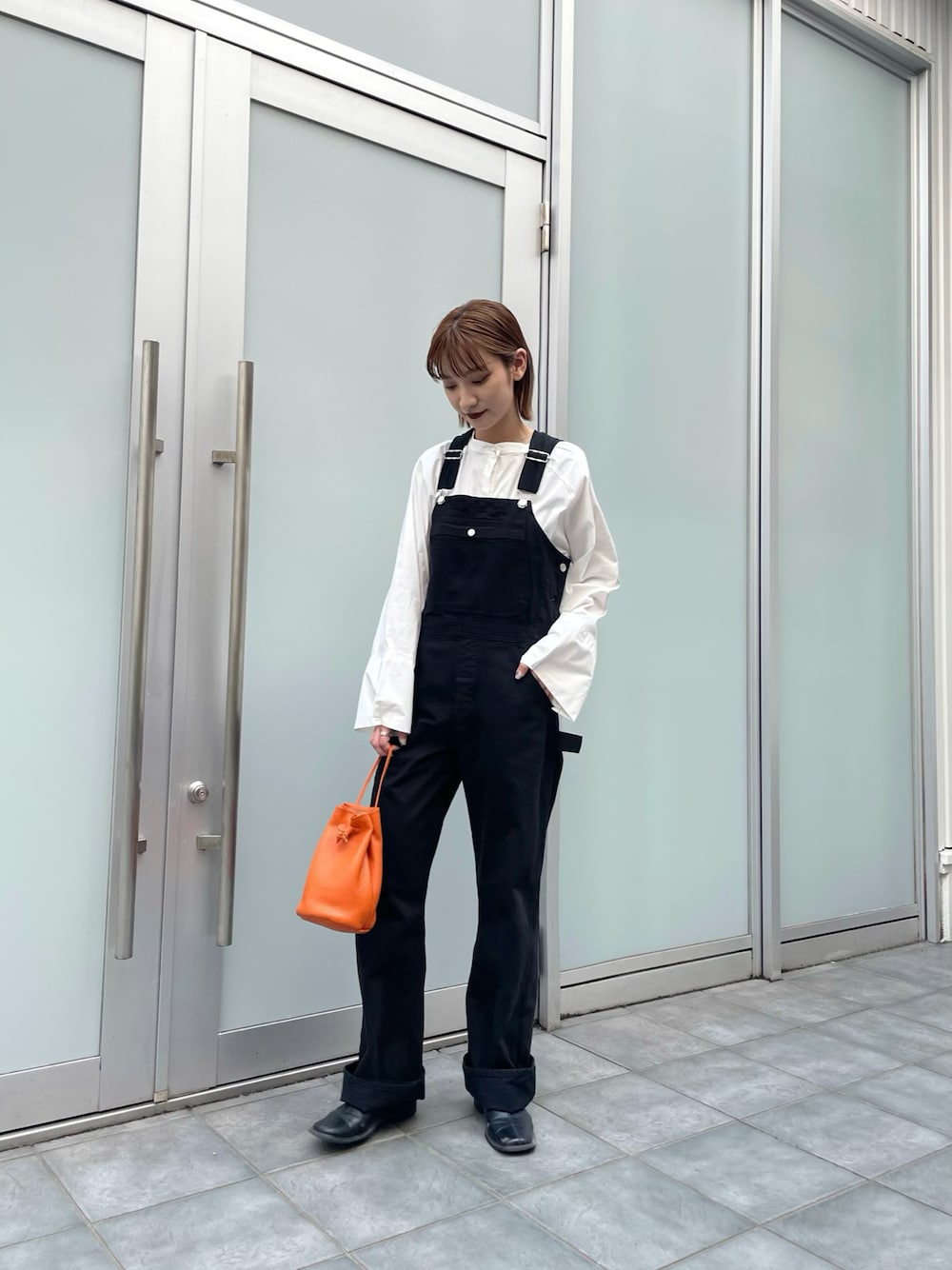 「休日スタイル、オトナ女子、春夏コーデ、春カラー、今日のコーデ、カジュアルコーデ、高身長女子、オレンジ、巾着バッグ」｜「SLOWの【SLOW×Lui's/スロウ×ルイス】 巾着バッグ（ショルダーバッグ、オレンジ系）」を使った、mkkkisさん（レディース・163cm）の春コーディネートの1枚目の写真