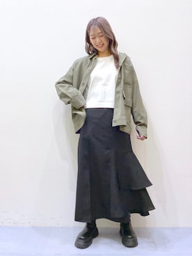 「ショート丈トップス」｜「アイテム（ミリタリージャケット）」を使った、NIINAさん（レディース・164cm）の春コーディネート