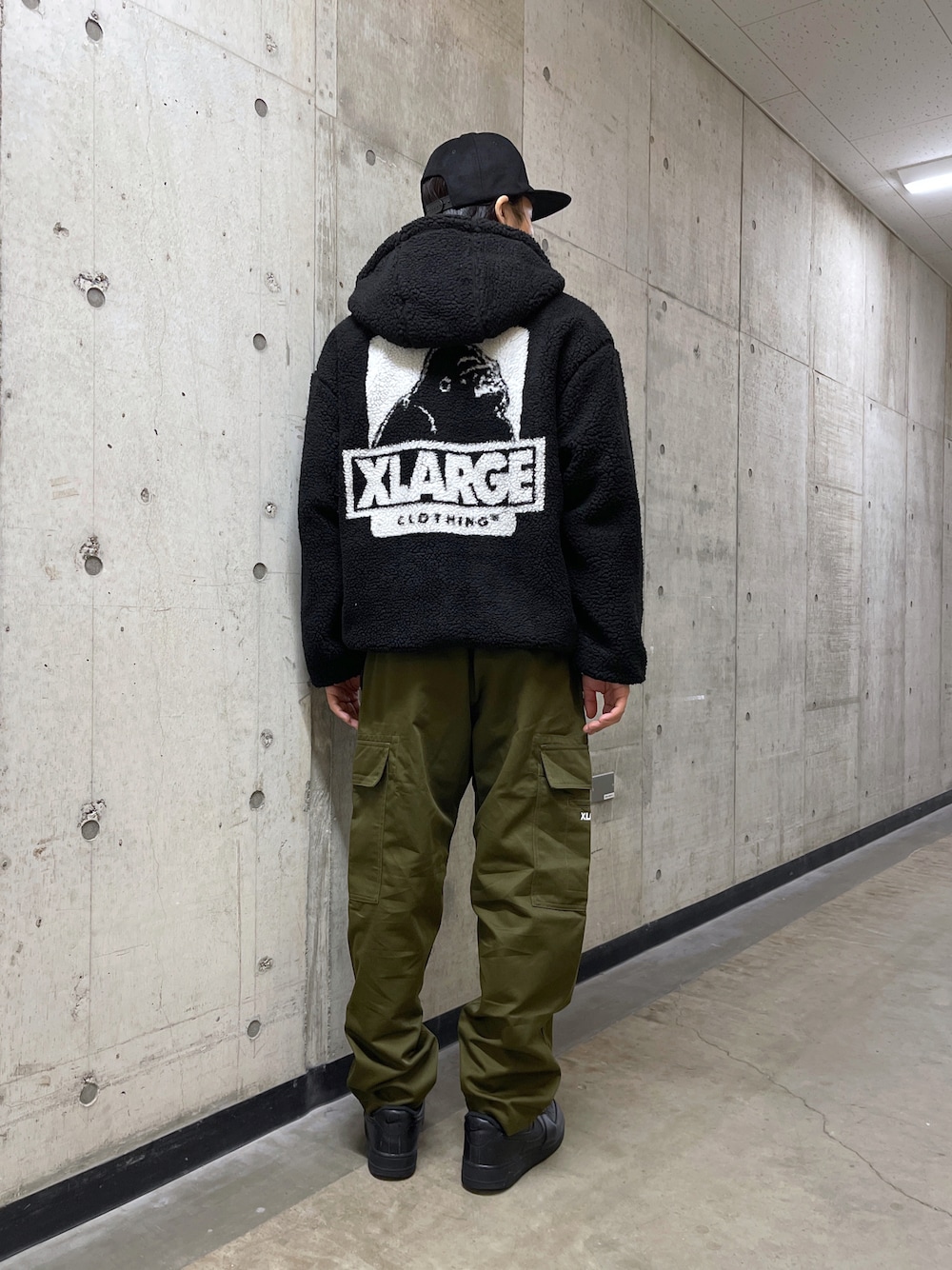 「ボアジャケット、グラミチ、キャップ、balansa」｜「XLARGEのBOA FLEECE ZIP-UP JACKET（ブルゾン、ブラック系）」を使った、ぺーさん（メンズ・174cm）の秋コーディネートの1枚目の写真