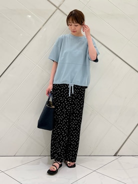 「URBAN RESEARCH DOORS（アーバンリサーチドアーズ）のヘムドロストプルオーバー（Tシャツ/カットソー、ブルー系）」を使った、IKUさん（レディース・161cm）の夏コーディネート