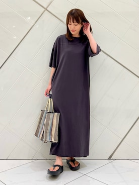 「URBAN RESEARCH DOORS（アーバンリサーチドアーズ）のFORK&SPOON　サイドスリットワンピース（ワンピース、グレー系）」を使った、IKUさん（レディース・161cm）の夏コーディネート