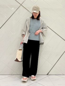 「URBAN RESEARCH DOORS（アーバンリサーチドアーズ）のトロミタックギャザーパンツ（その他パンツ、ブラック系）」を使った、IKUさん（レディース・161cm）の春コーディネート