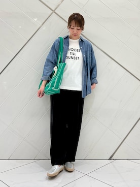 「URBAN RESEARCH DOORS（アーバンリサーチドアーズ）のシアーデニムシャツ（シャツ/ブラウス、ブルー系）」を使った、IKUさん（レディース・161cm）の春コーディネート
