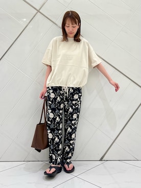 「URBAN RESEARCH DOORS（アーバンリサーチドアーズ）のヘムドロストプルオーバー（Tシャツ/カットソー、ベージュ系）」を使った、IKUさん（レディース・161cm）の春コーディネート